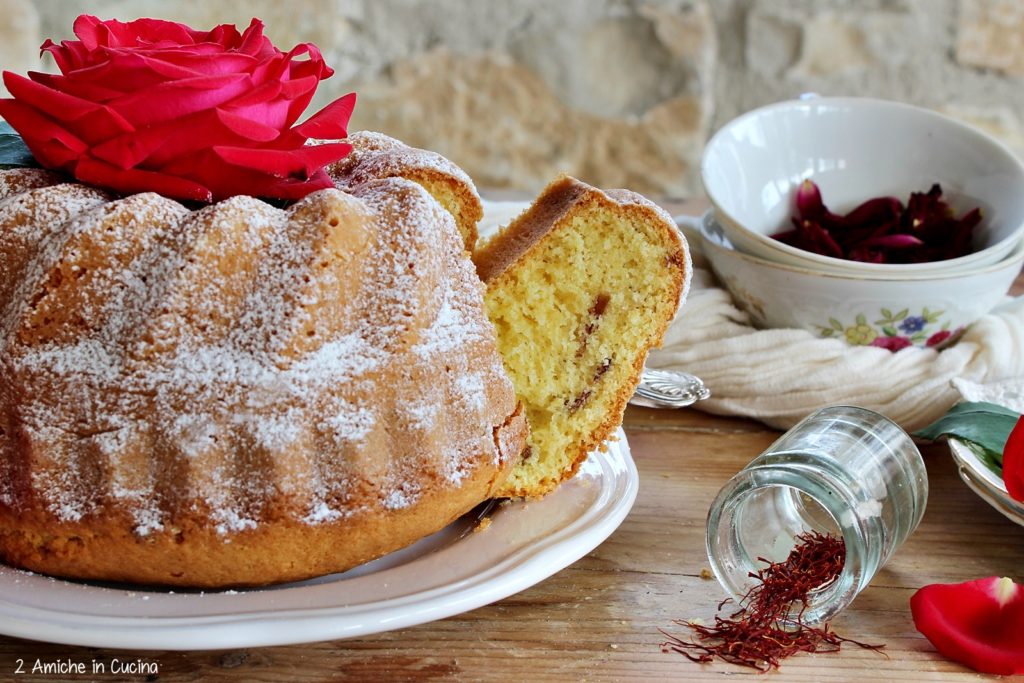 Ciambella allo zafferano e rose