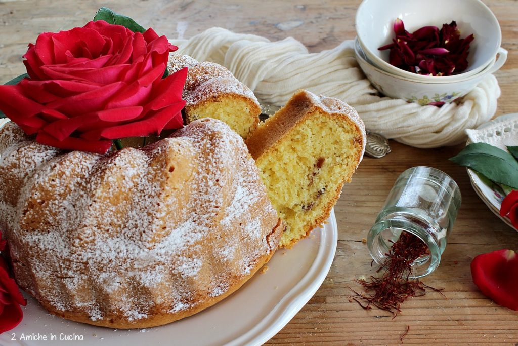 Ciambella allo zafferano e rose