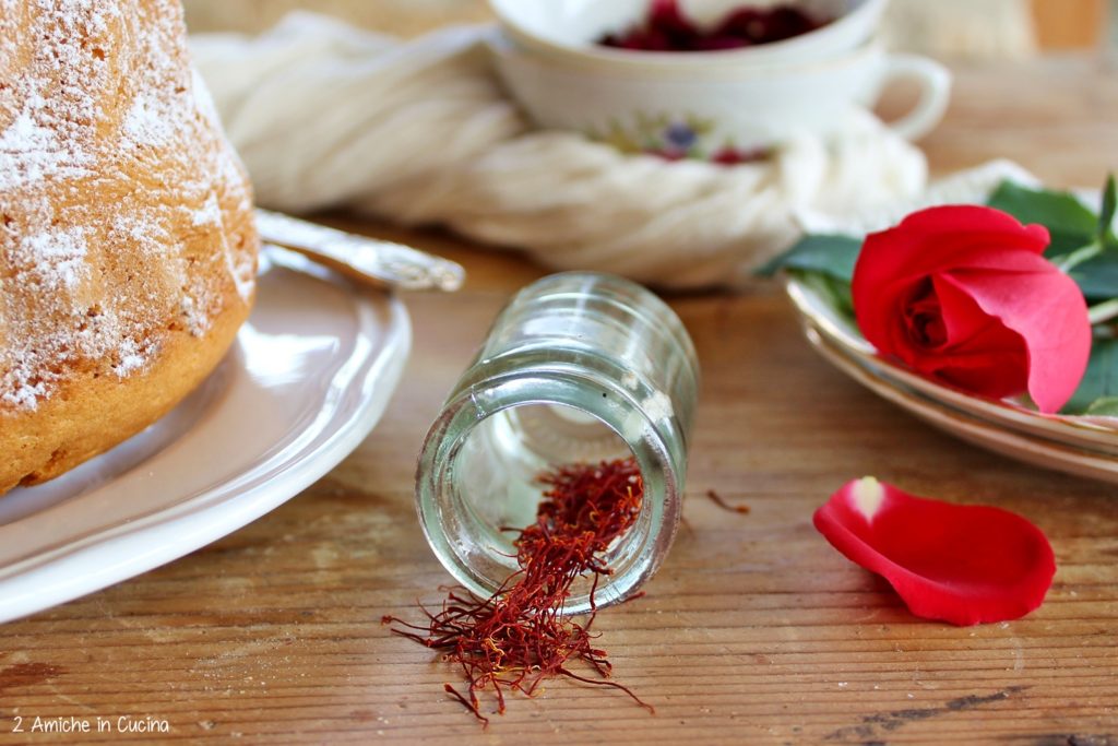 Ciambella allo zafferano e rose