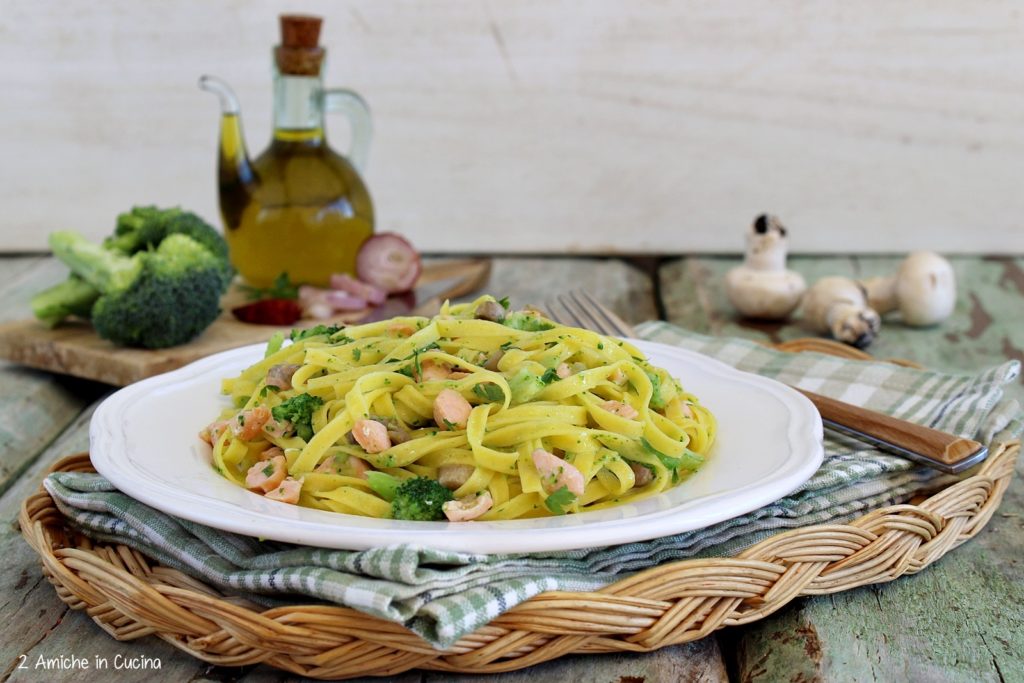 Fettuccine al salmone con funghi e broccolo
