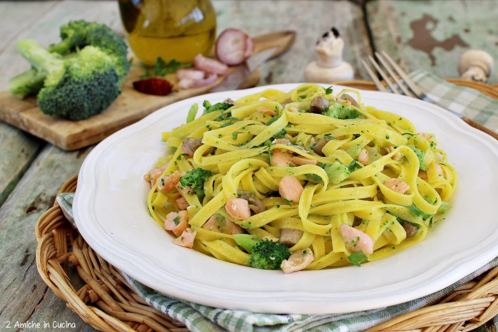 Fettuccine al salmone con funghi e broccolo 