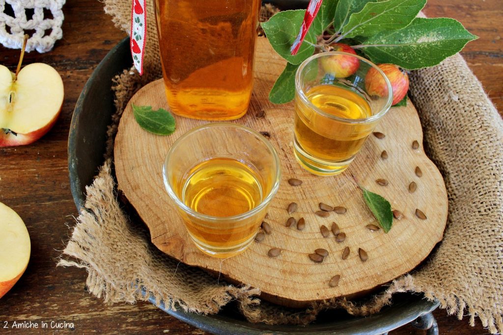 Liquore ai semi di mela 