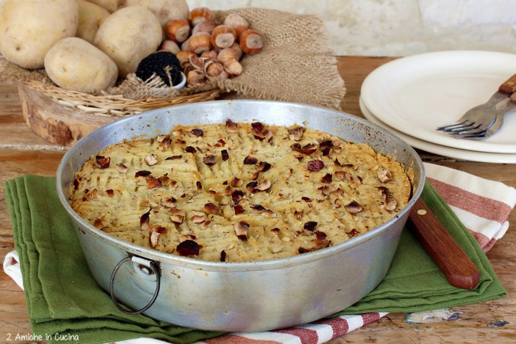 Sformato di patate e salsiccia con tartufo e nocciole