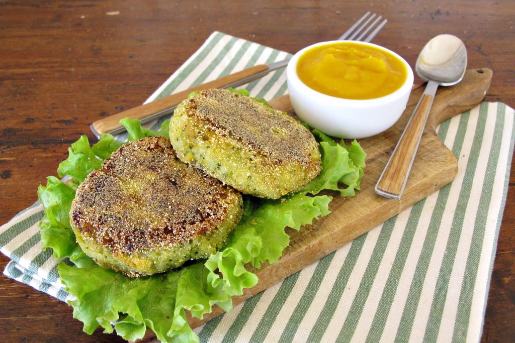 burger vegan di zucca e broccoli con salsa piccante alla zucca