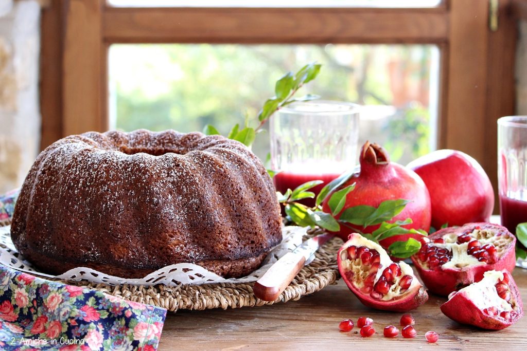 Ciambella variegata alla melagrana e cacao 