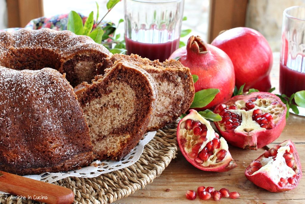 Ciambella variegata alla melagrana e cacao 