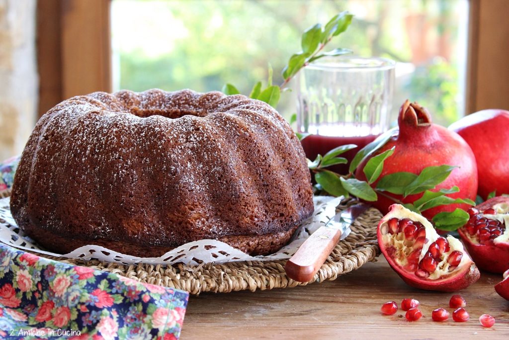 Ciambella variegata alla melagrana e cacao 