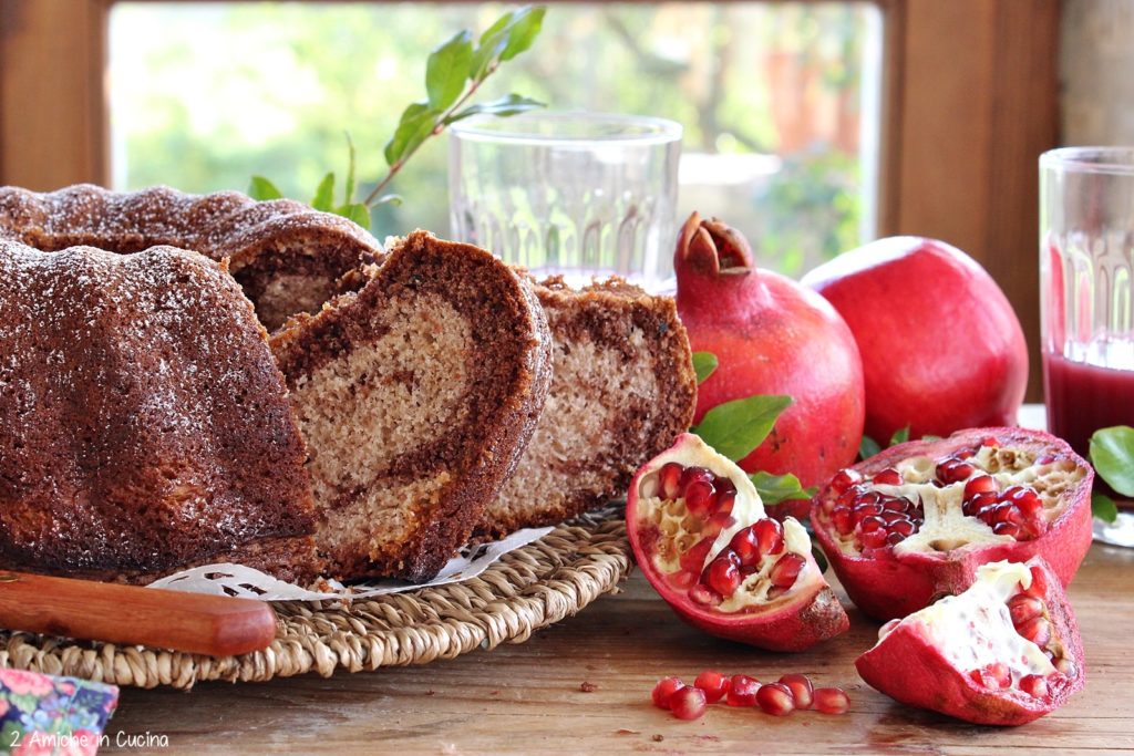 Ciambella variegata alla melagrana e cacao 