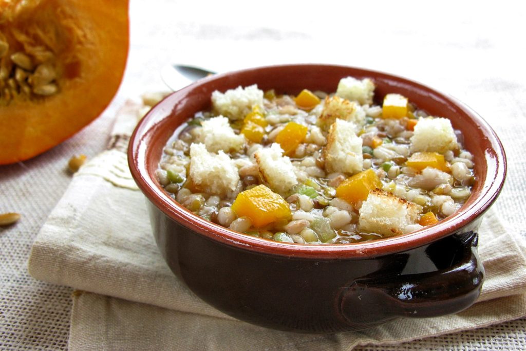 zuppa di legumi e cereali con zucca e crostini piccanti, zuppe e minestre per l'inverno