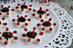 Tartine con lenticchie beluga e melagrana