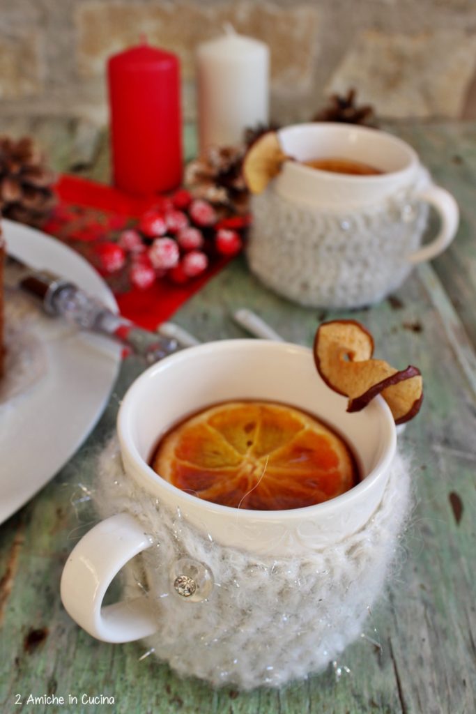 tazza di infuso garofano e cannella