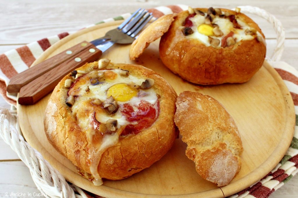 Tomini al forno con speck, uova di quaglia e funghi