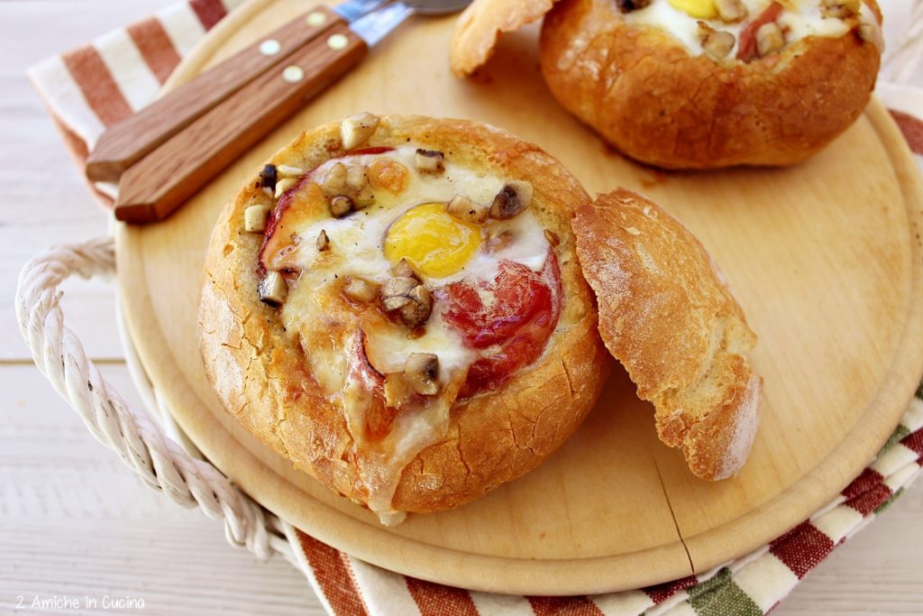 Tomini al forno con speck, uova di quaglia e funghi