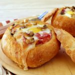 Tomini al forno con speck, uova di quaglia e funghi