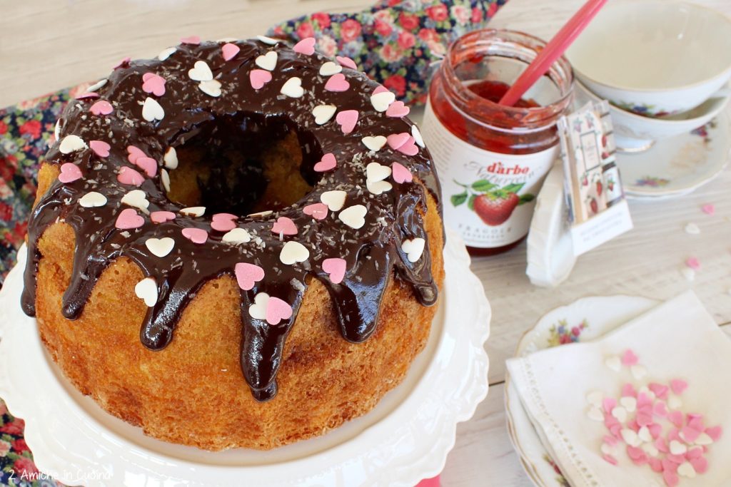 Ciambella al cocco e confettura di fragole 