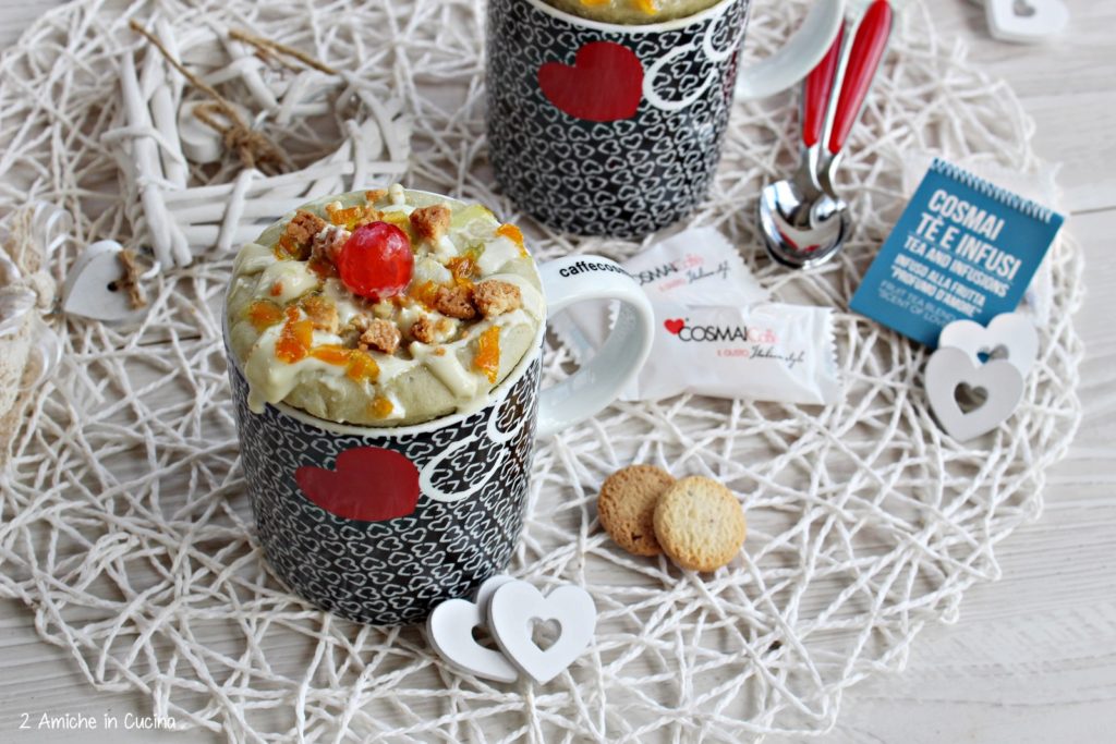 Mug cake profumata alla frutta, con biscotti e cioccolato bianco 