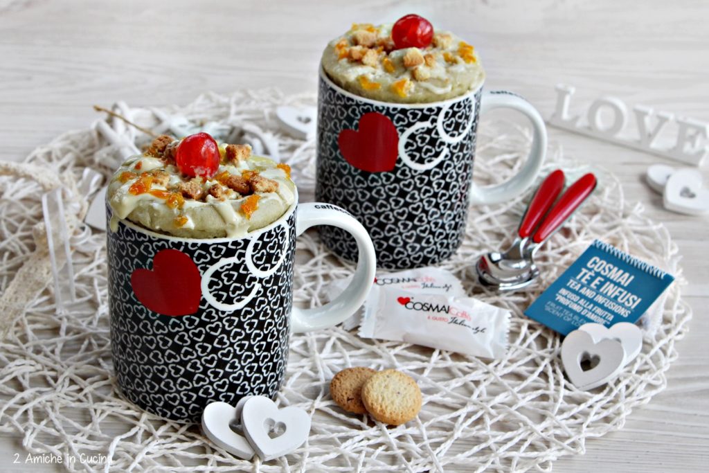 Mug cake profumata alla frutta, con biscotti e cioccolato bianco 