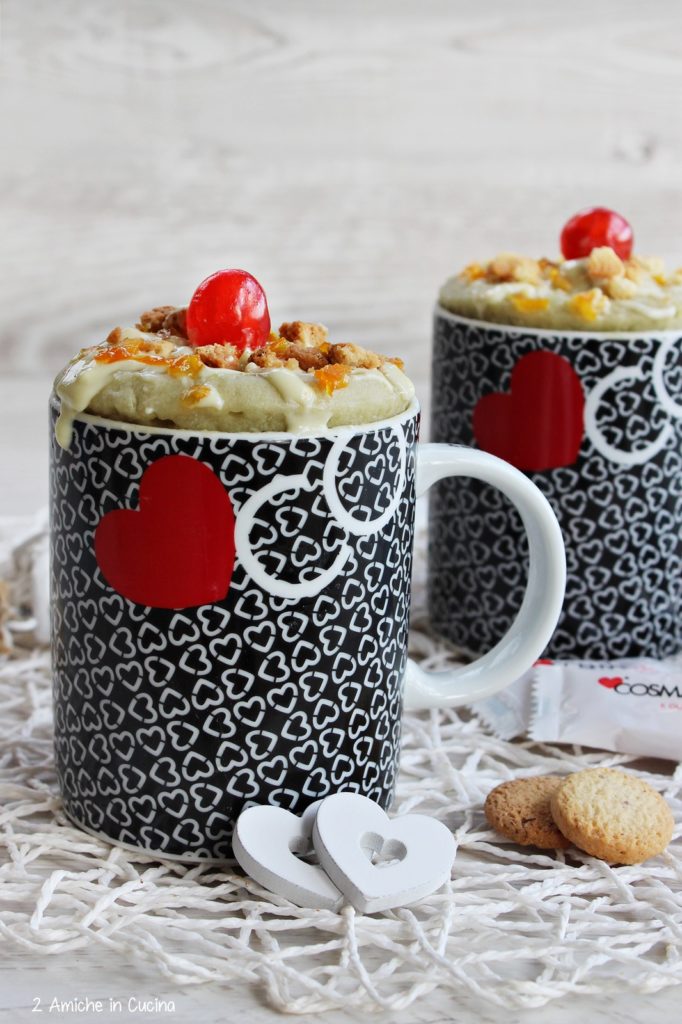 Mug cake profumata alla frutta, con biscotti e cioccolato bianco 