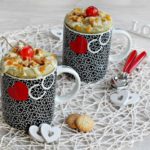 Mug cake profumata alla frutta, con biscotti e cioccolato bianco