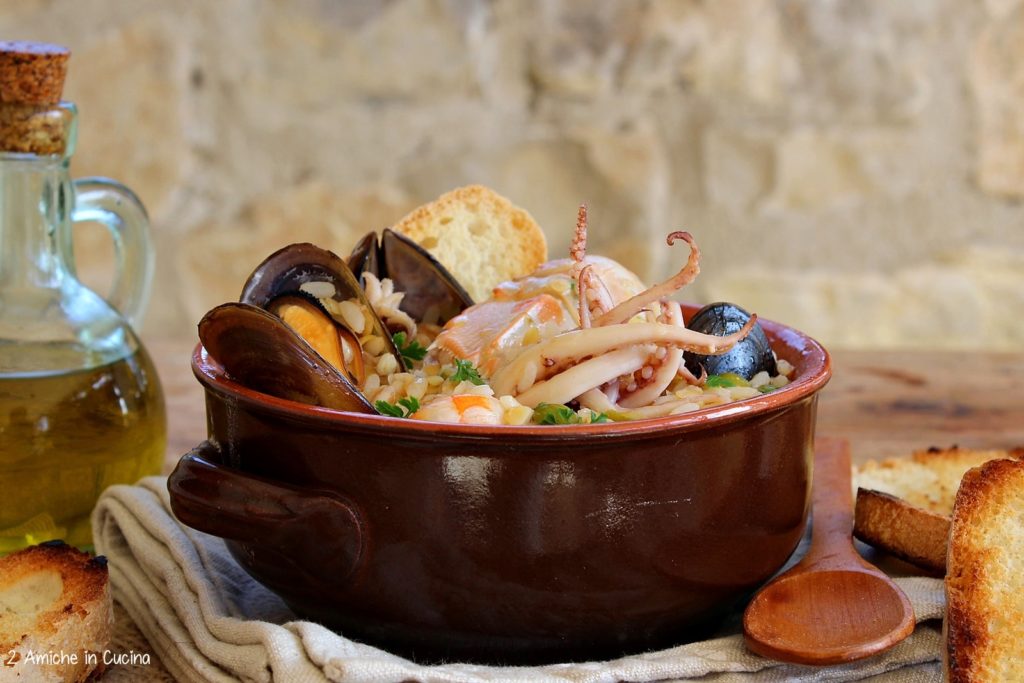 Zuppa delicata con molluschi e crostacei