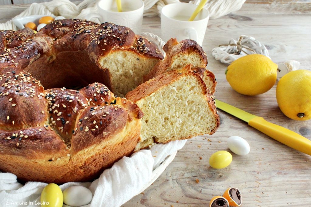 Treccia di brioche alla ricotta, limone e mix di sesamo 