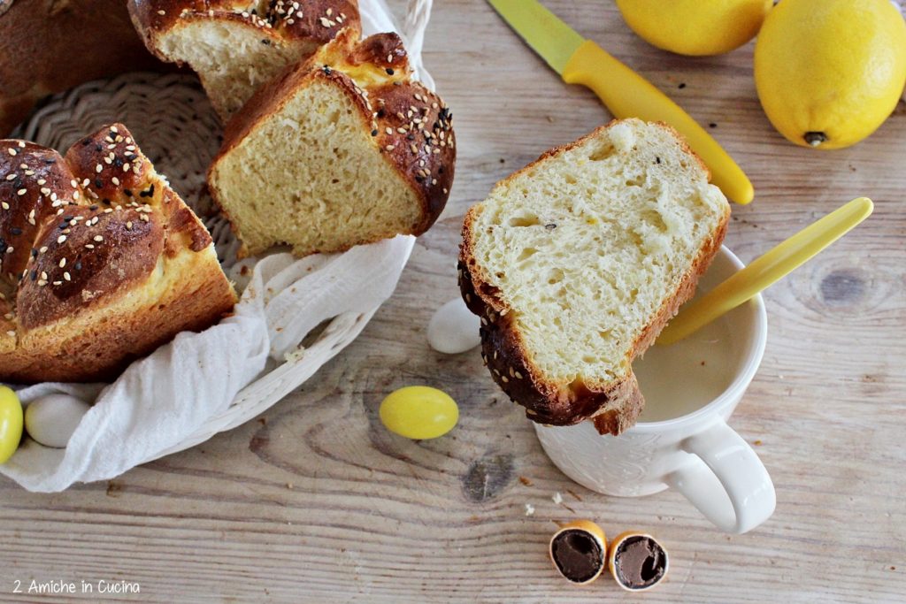 Treccia di brioche alla ricotta, limone e mix di sesamo 