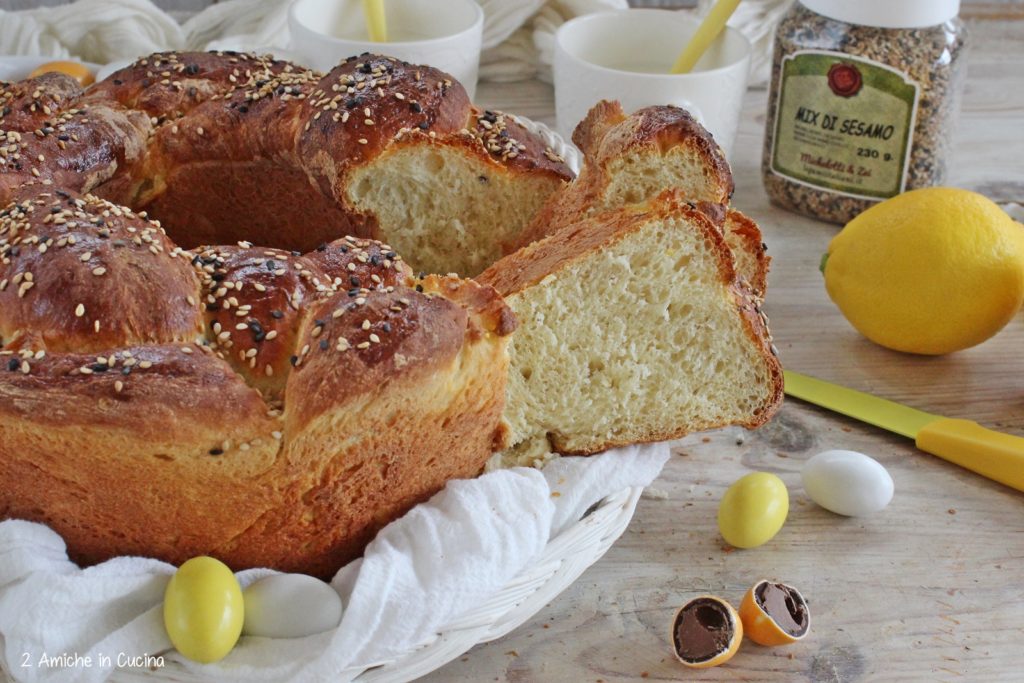 Treccia di brioche alla ricotta, limone e mix di sesamo 