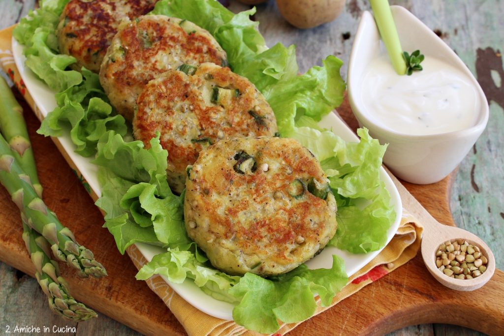 Burger di grano saraceno e patate con asparagi e maggiorana