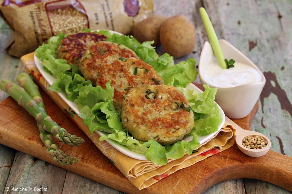 Burger di grano saraceno e patate con asparagi e maggiorana