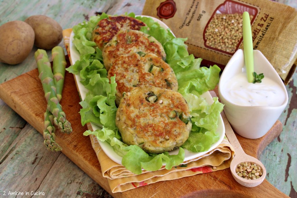 Burger di grano saraceno e patate con asparagi e maggiorana