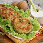 Burger di grano saraceno e patate con asparagi e maggiorana