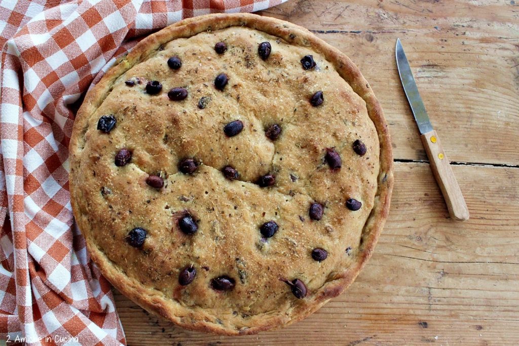 Focaccia alle olive taggiasche e cicoria 