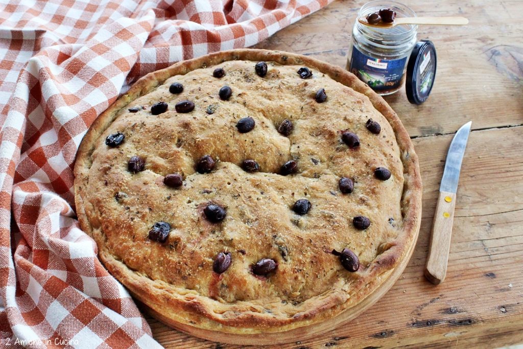 Focaccia alle olive taggiasche e cicoria 