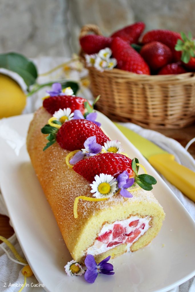 Rotolo al limone, con panna e fragole 