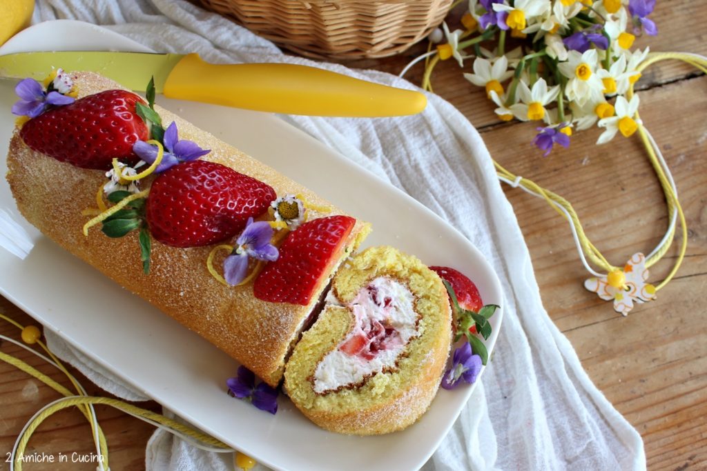 Rotolo al limone, con panna e fragole 