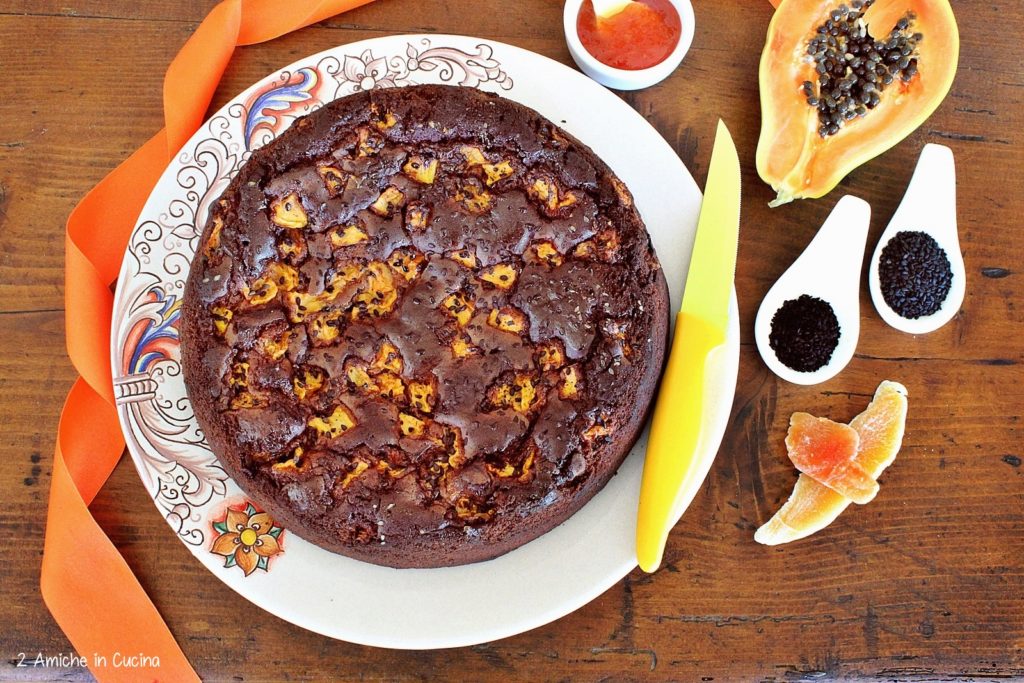 Torta al cioccolato e papaya con sesamo nero e nigella 