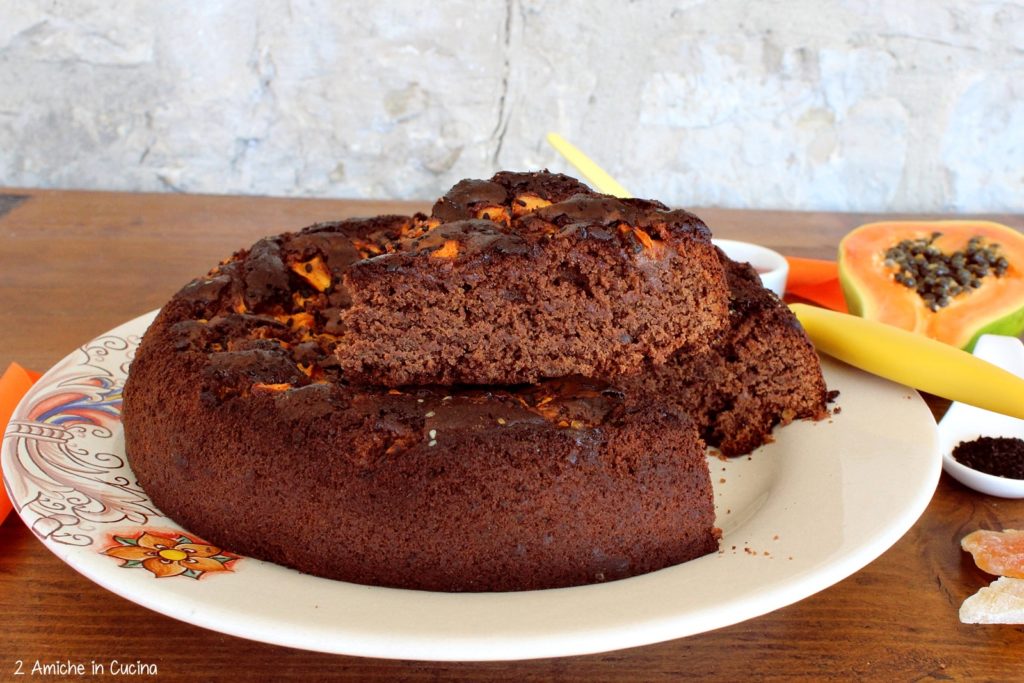 Torta al cioccolato e papaya con sesamo nero e nigella 