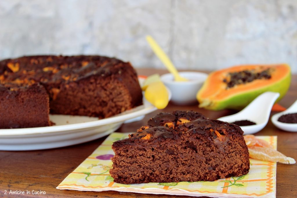Torta al cioccolato e papaya con sesamo nero e nigella