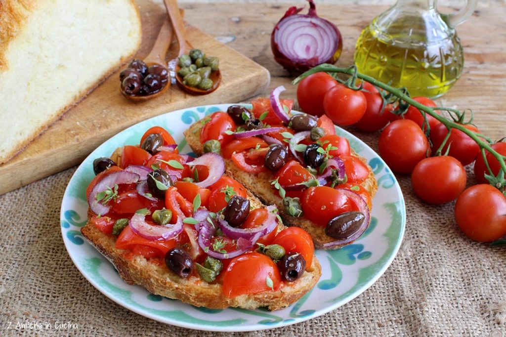 Antipasto per il pranzo di Ferragosto con pane, pomodori, cipolle e olive