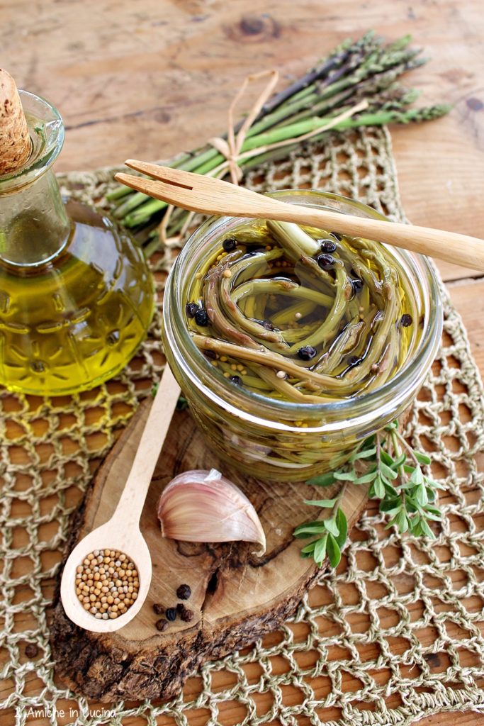 Asparagi sott'olio speziati