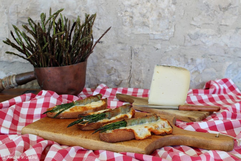 Crostone al pecorino con asparagi e guanciale 
