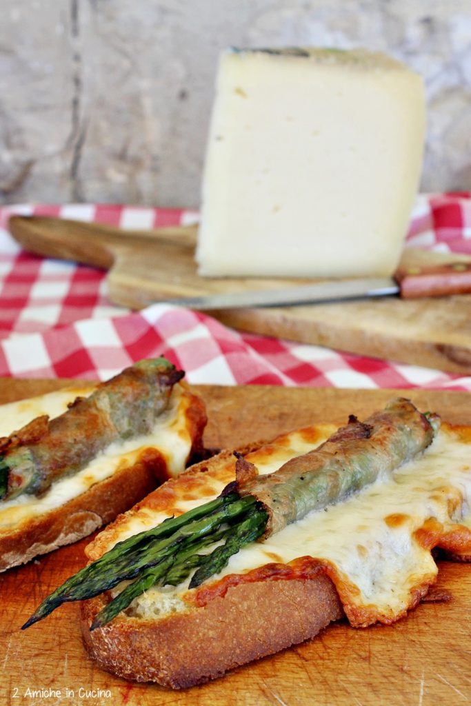 Crostone al pecorino con asparagi e guanciale