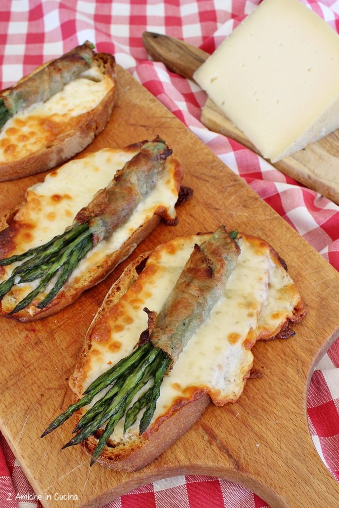 Crostone al pecorino con asparagi e guanciale 