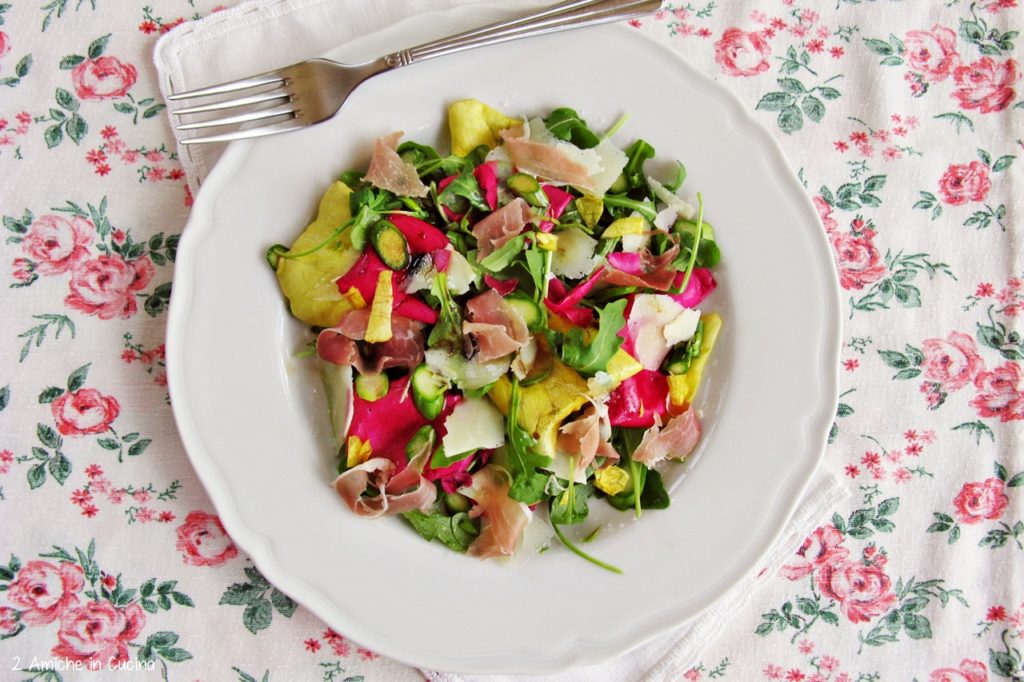 insalata con fiori e parmigiano