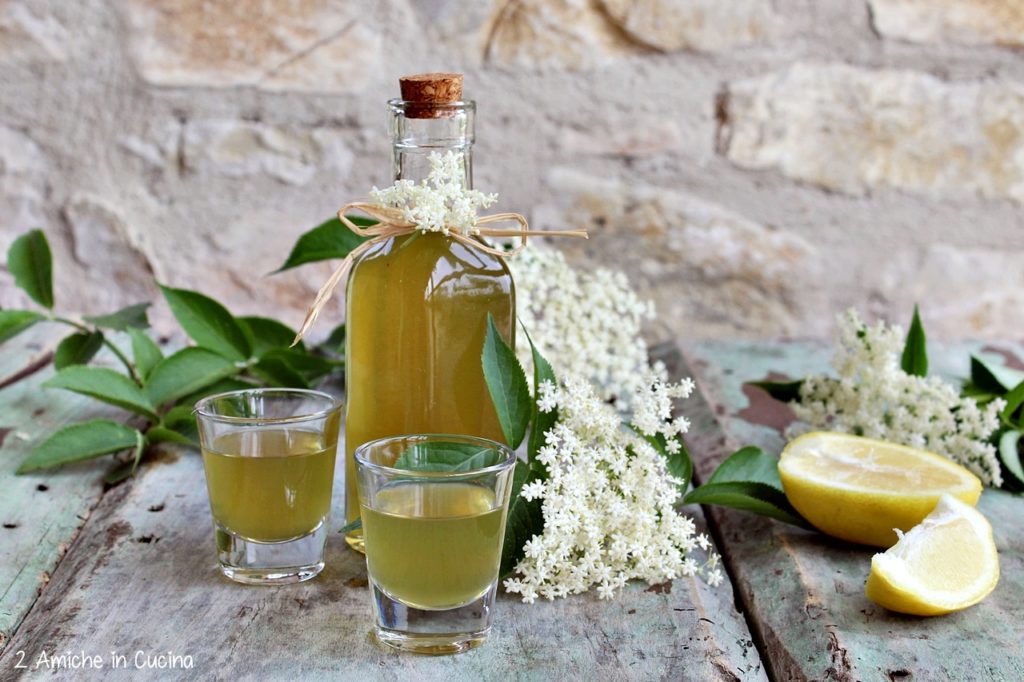 Liquore ai fiori di sambuco e limone da fare in casa