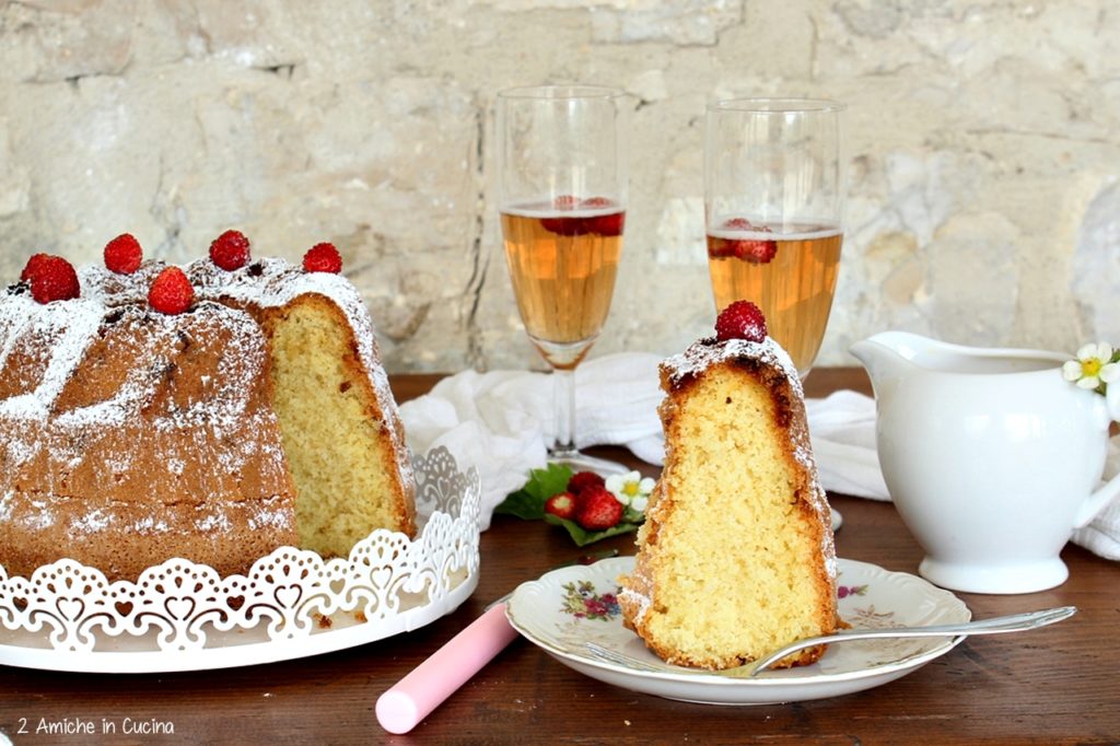 Torta alla birra e cioccolato bianco con fragoline e crema alla birra rose 