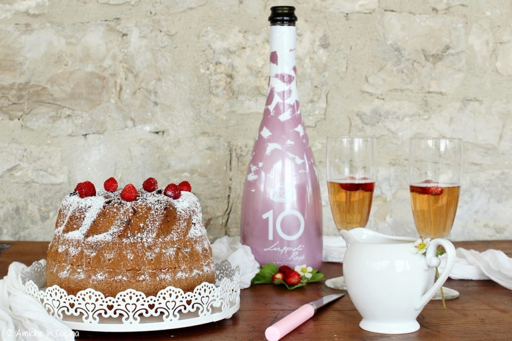 Torta alla birra e cioccolato bianco con fragoline e crema alla birra rose 