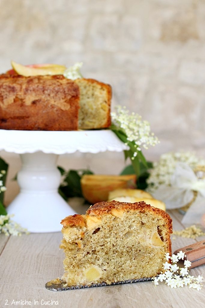 Torta soffice con frutta e fiori