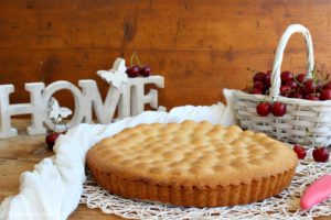 crostata con ciliegie farcite di cioccolato fondente