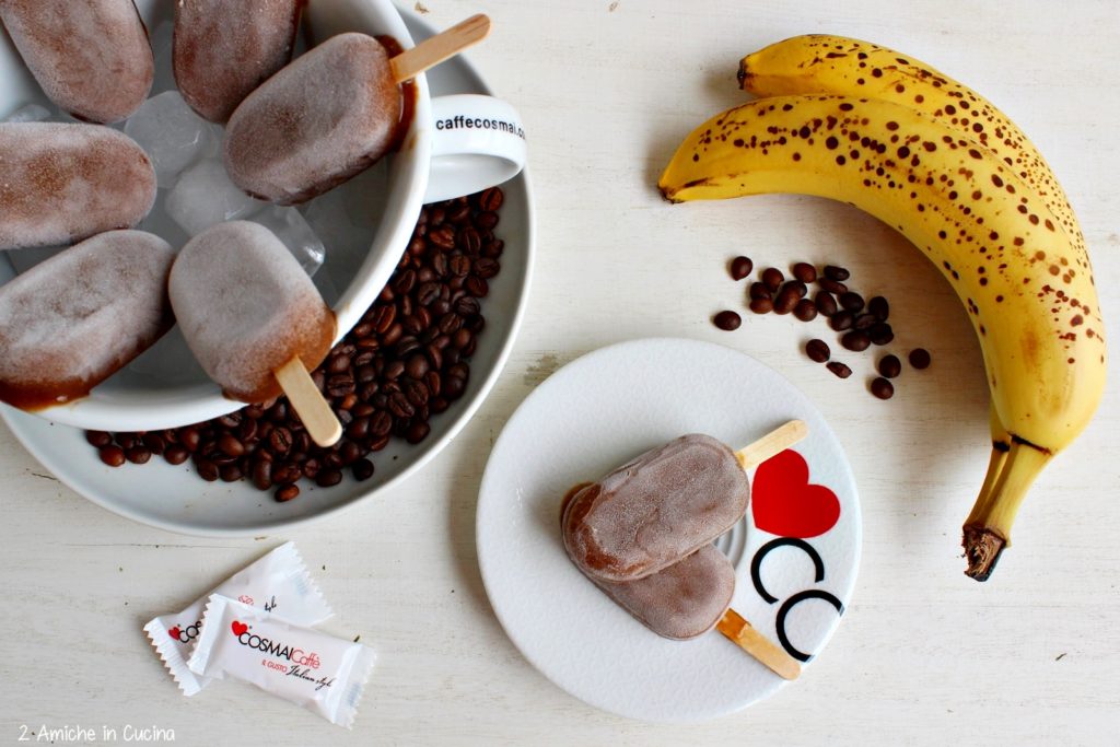 Ghiaccioli al caffè, banana, biscotti e spezie